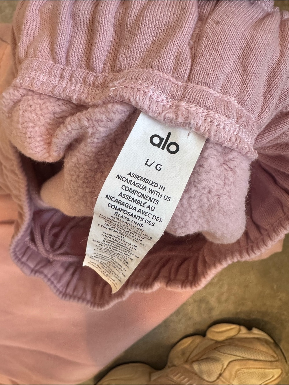 38. ALO accolade Joggers Sweatpants in Vintage pink - Picture 5 of 6